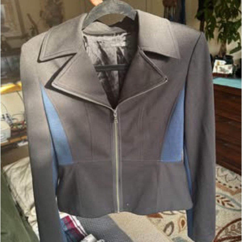 Tahari Black Blazer with Structured Tailored Look and Wide Lapel Collar